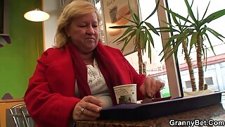 زیبایی با سینه لباس سکسی عروس های بزرگ شریل بلوسم بدن خیره کننده خود را به نمایش می گذارد