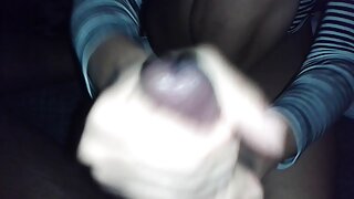 کالی رز، بلوند پر زرق و برق خالکوبی شده، نخ لباس زير سكسي بلندی پیدا کرد