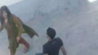 دو لباس سکس سبزه شگفت انگیز قبرس کوچک و مونیکا بنز روی تخت لعنت می کنند