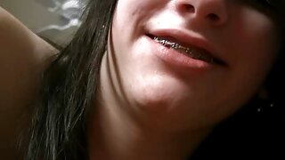 دختری خیس شده فیلم سکسی با لباس خواب در سنگ خیس شده